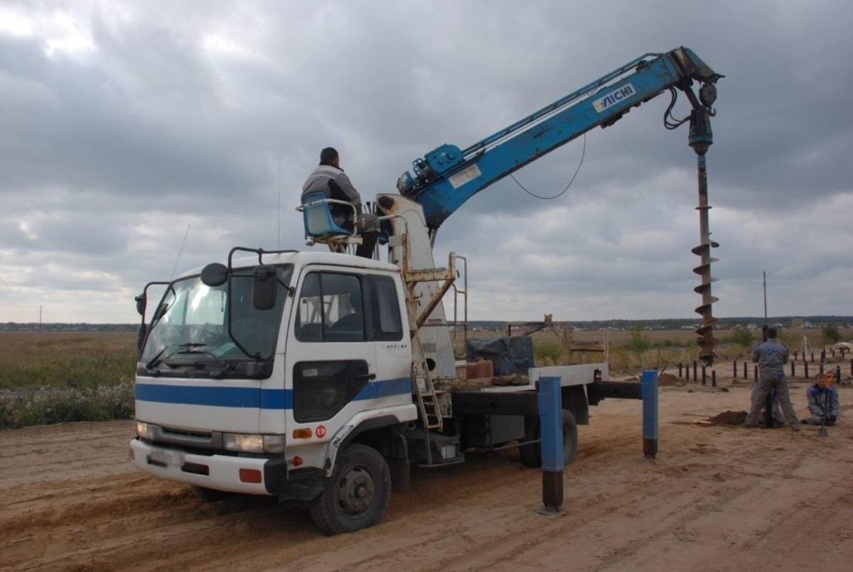 Услуги ямобура на базе Nissan Diesel