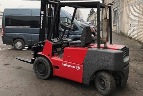 Вилочный трёхопорный электропогрузчик