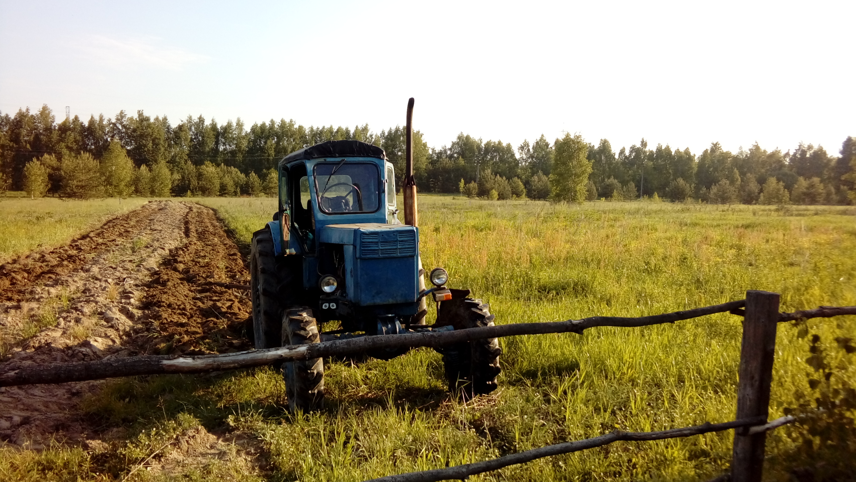 Вспашка земли плугом, рыхление почвофрезой