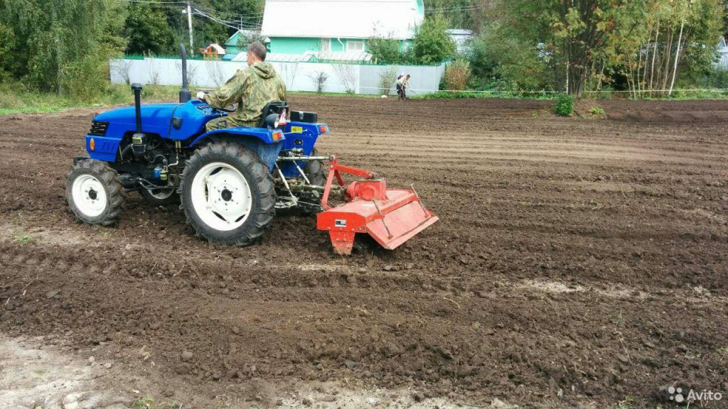 Вспашка земли трактором