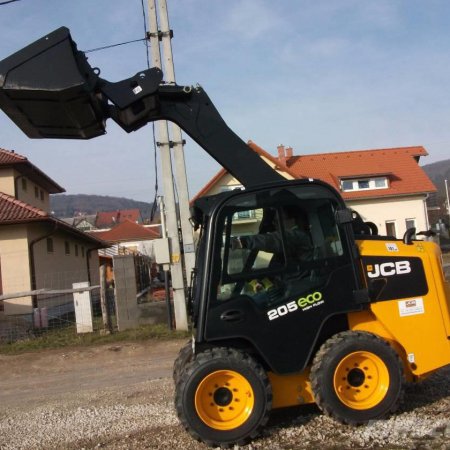 Выгодная аренда мини-погрузчика JCB ROBOT 205