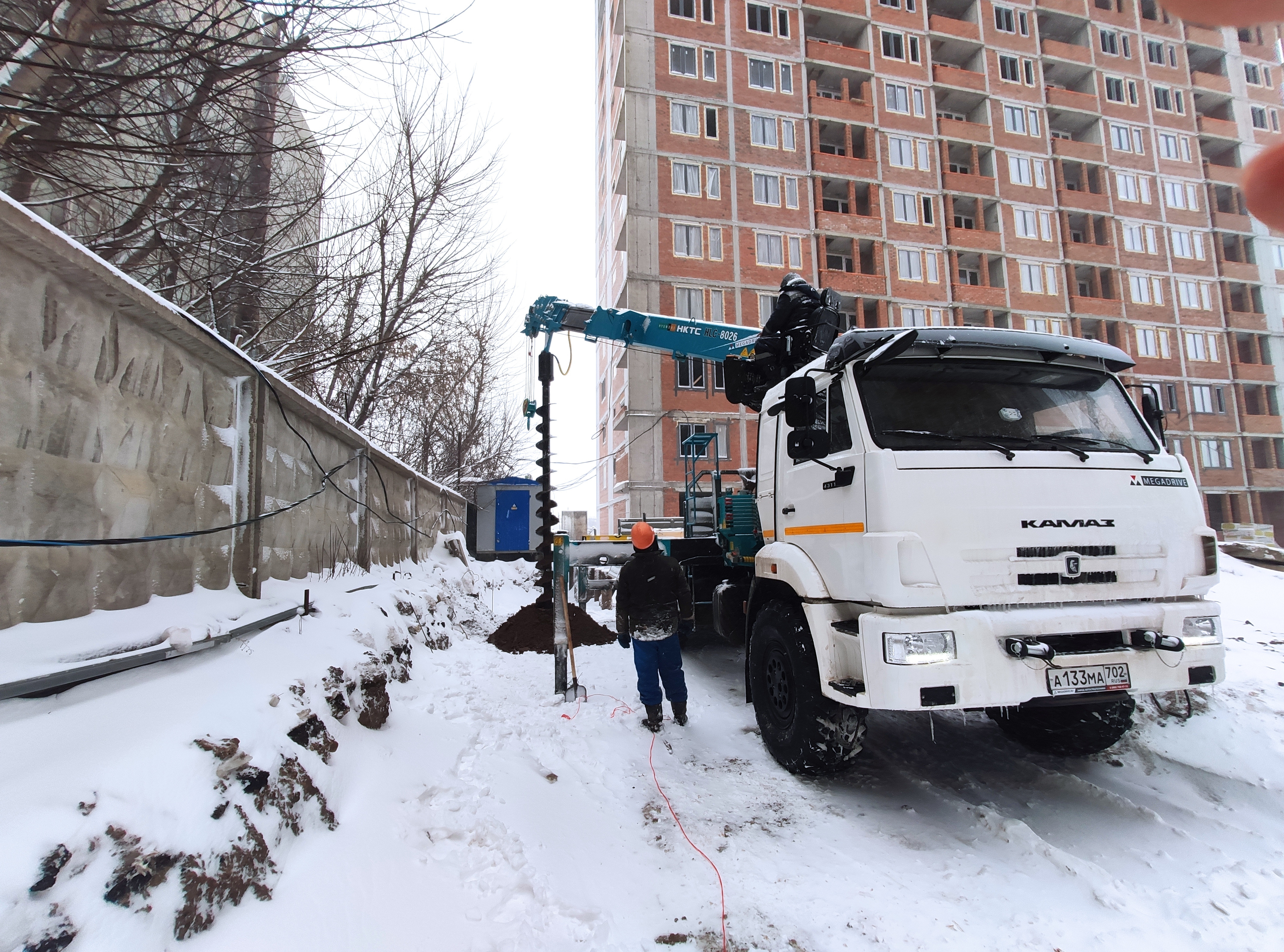 Ямобур, сваекрут КМУ на базе Камаз 43118 вездеход