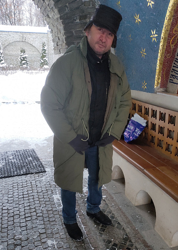 30 декабря 2021 года социальная служба храма Покрова Пресвятой Богородицы в Ясеневе накормила и передала бездомному теплую куртку и зимние ботинки.