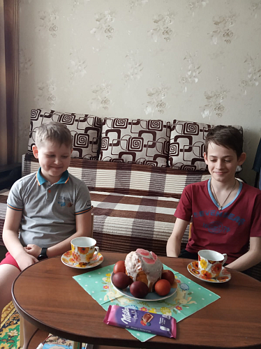 Храм Покрова Пресвятой Богородицы в Ясеневе поздравил подопечных со светлым Праздником Пасхи.