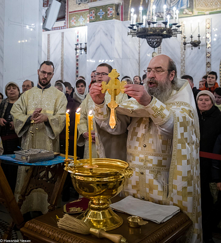 Пересланное сообщение Храм Покрова Пресвятой Богородицы в Ясеневе Божественная литургия в Покровском храме в день праздника Крещения Господня. Фотограф — Николай Чекин