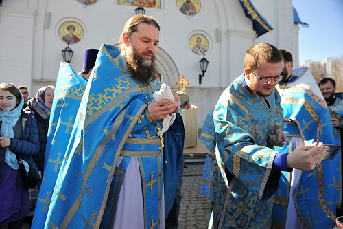  Божественная литургия в Покровском храме в день праздника Благовещения Пресвятой Богородицы.  Фотограф: Сергей Андреев.