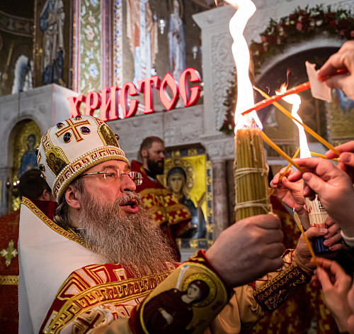 Ночное Пасхальное богослужение в Покровском храме  Фотограф Николай Чекин