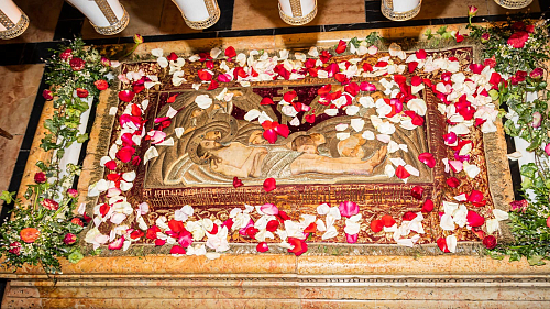  Утреня Великой Субботы с чином погребения Святой Плащаницы в Покровском храме. Фотограф Николай Чекин