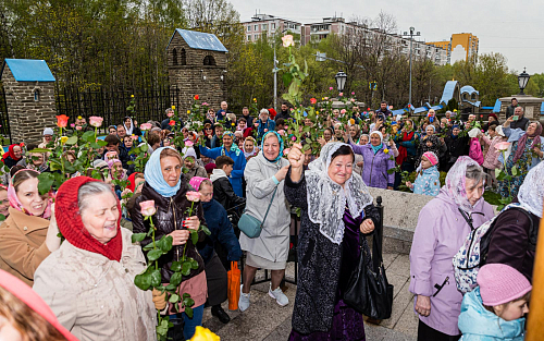 Праздничная Литургия  в Покровском храме в Неделю святых жен-мироносиц  Фотограф Николай Чекин