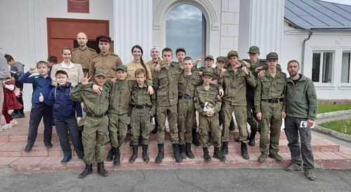 Молодежная организация «Покров» совместно с хореографической студией «Небесные ласточки» и молодежным хором «Радость» показали военно-патриотический спектакль «Добрая операция» по мотивам книги «Операция: дети», основанный на реальных событиях.