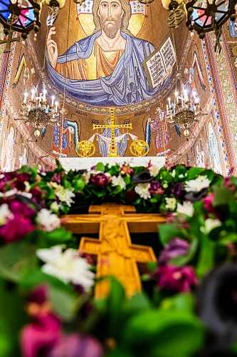 В канун Недели Крестопоклонной архимандрит Мелхиседек (Артюхин) совершил всенощное бдение с чином выноса Креста в Покровском храме