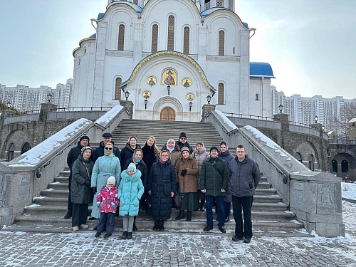 Первокурсники богословских программ Отдела дополнительного образования Московской духовной академии посетили храм Покрова Пресвятой Богородицы в Ясенево
