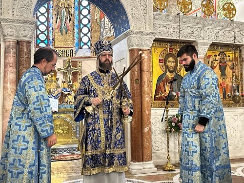 Архиепископ Зеленоградский Савва (Тутунов) совершил Божественную Литургию в храме Покрова Пресвятой Богородицы в Ясеневе.  