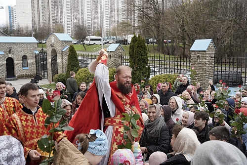 Фотоальбом Божественной литургии в Покровском храме  в Неделю 3-ю по Пасхе, святых Жен-мироносиц.   Фотограф Олег Татаркин