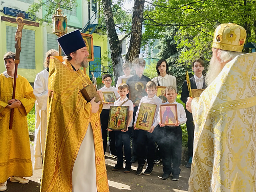 21 мая 2026 года, в день праздника Вознесения Господня, в гимназии «Радонеж» молитвенно отметили престольный праздник храма в честь апостола и евангелиста Иоанна Богослова и проводили во взрослую жизнь выпускников гимназии.