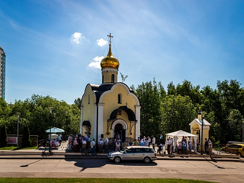 Престольный праздник в храме Всех Святых в Ясеневе  Фотограф Николай Чекин