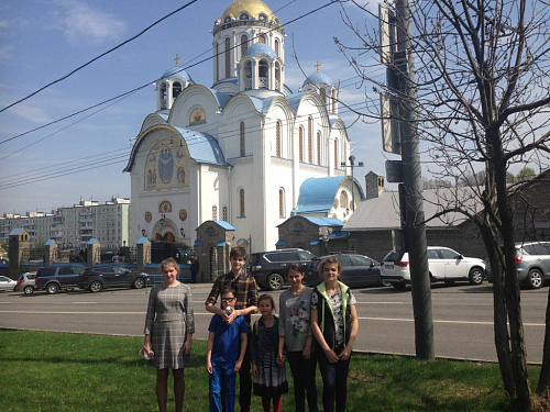 Воспитанники Воскресной школы имени Суворова при храме всех Святых в земле Русской просиявших в Черемушках посетили храм в Ясеневе.  