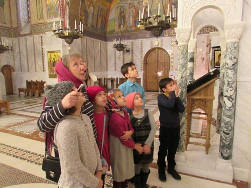 Учащиеся Воскресной школы храма священномученика Вениамина, митрополита Петроградского и Гдовского, в Зюзине совершили экскурсию в храм Покрова Пресвятой Богородицы в Ясеневе.