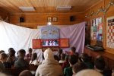 В Воскресной школе храма  был показан Рождественский вертеп.