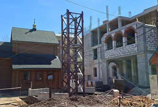 Началась установка башенного крана