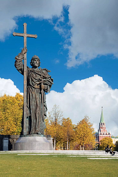 Крестный ход на Боровицкую площадь к памятнику святому Крестителю Руси и праздничное молебное пение 