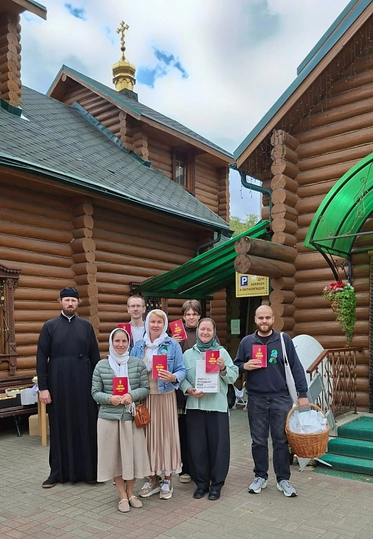 Уличная миссия в день Преображения Господня.   Делимся впечатлением: •чередование принятия и отрицания: незапланированное общение о сути нашей веры всеми встречается по-разному;   •многократное пение тропаря Преображения Господня являлось подзарядкой для 