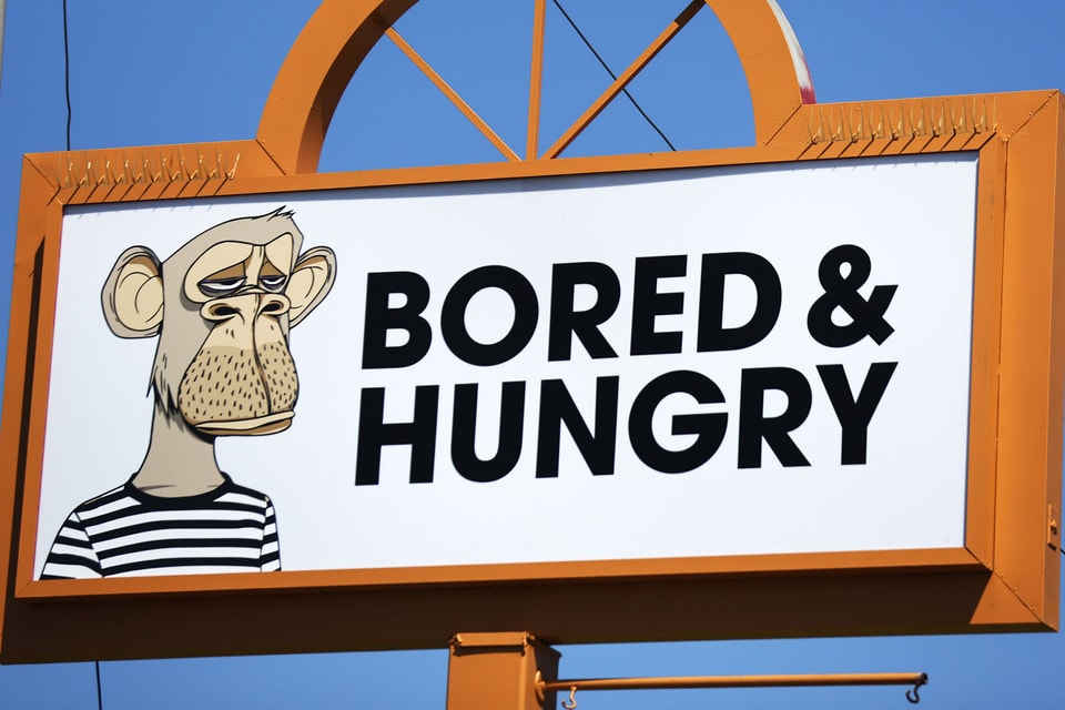 Вывеска фастфуд-ресторана Bored & Hungry, источник: Hypebeast