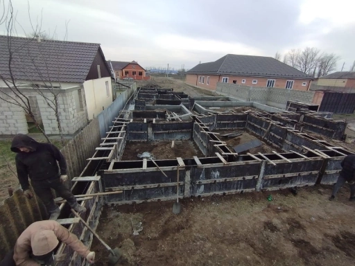 Фундамент заливаем