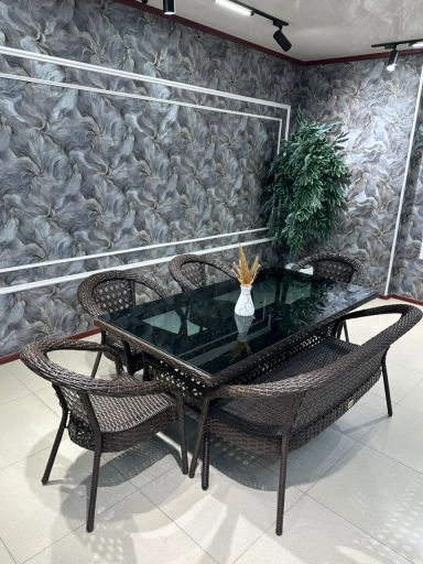 Стол и стулья