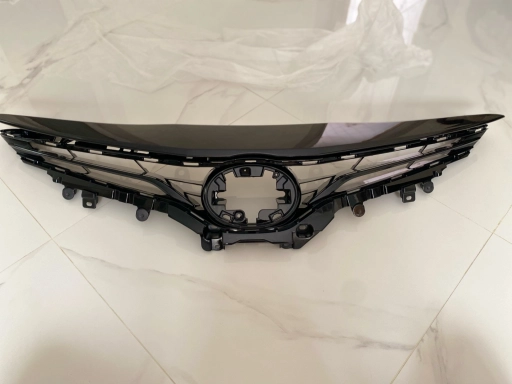 Верхняя решетка пластмасса на камри 75 (черная 218 ) новая