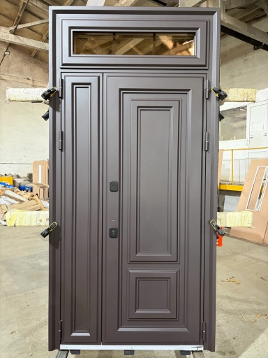 Входные фабричные двери