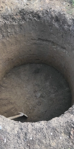 Копаем ямы в ручную канализацию колодца