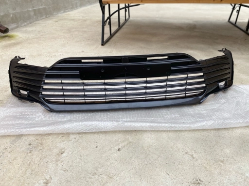 Решетка нижняя на камри 75 (тёмно-серая) б/у в хорошем состояние