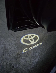 Штатная подсветка дверей с логотипом Camry
