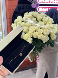 51 белая роза и золотая цепочка