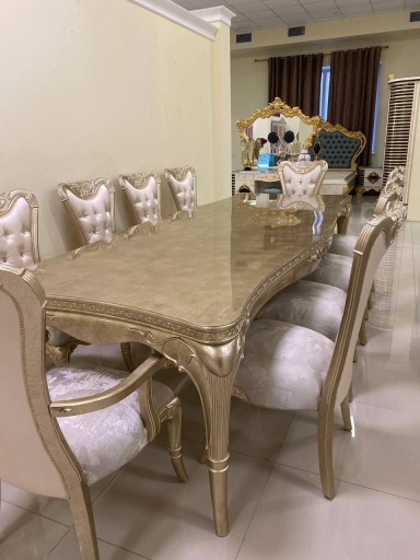 Стол и стулья