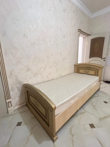 Шифоньер и кровать