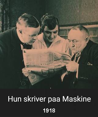 Она печатает на машинке