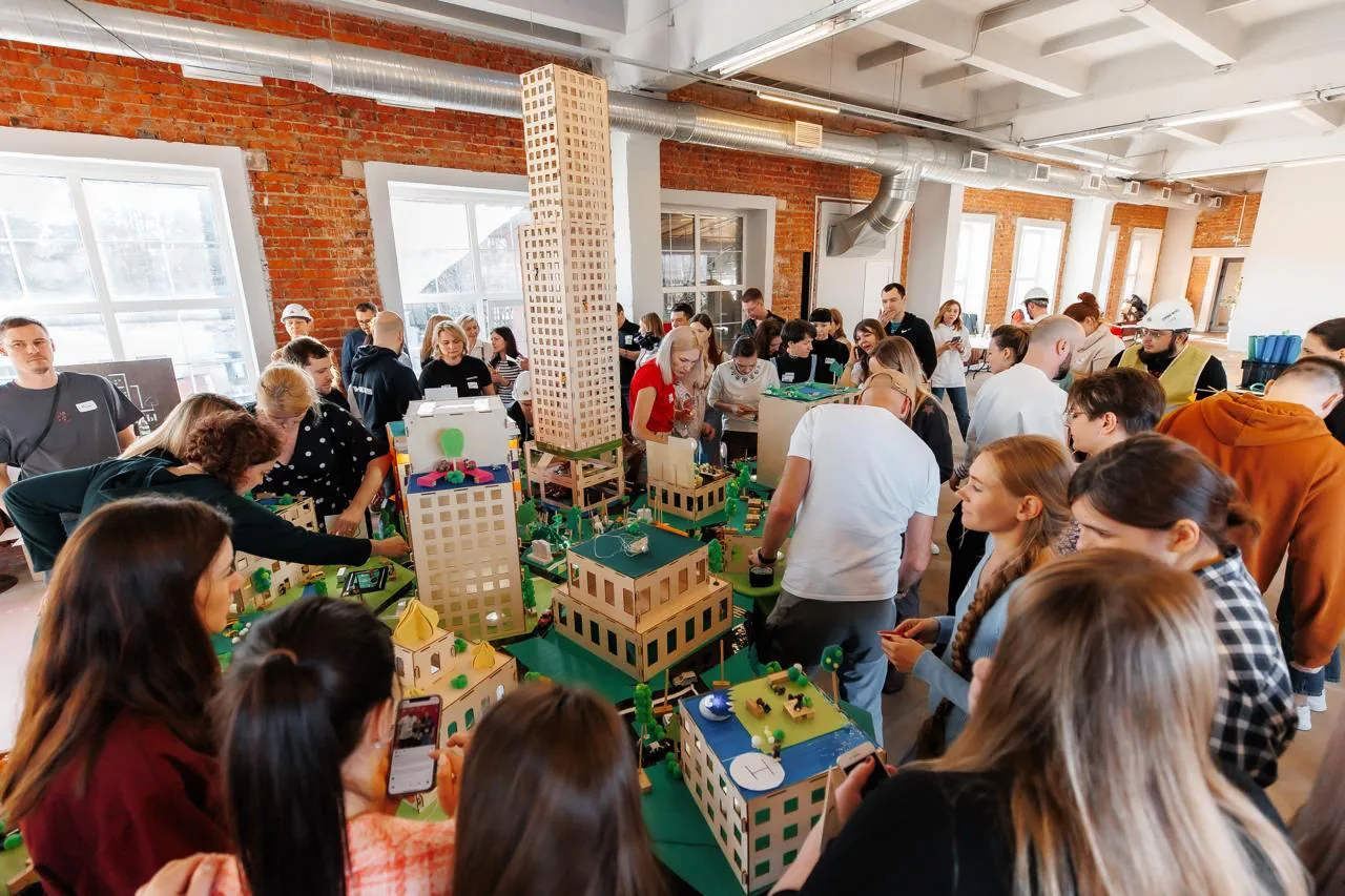 Участники строят макет города из деревянных элементов на программе «Город мечты»