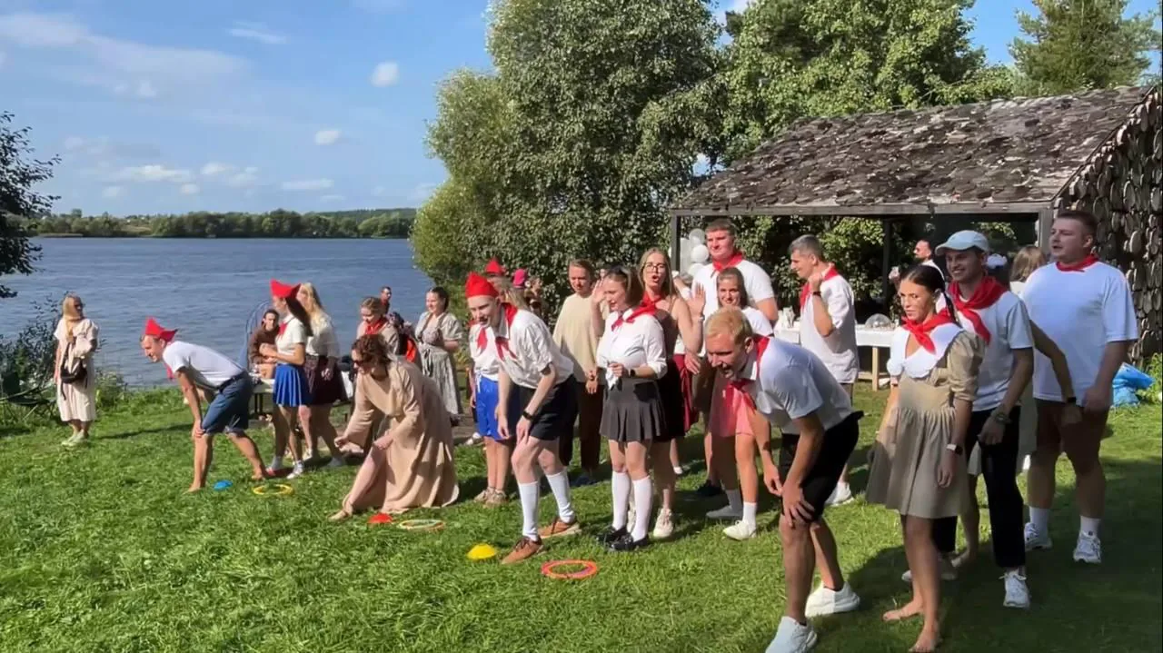 Команды в костюмах на эстафете «Очень весёлые старты» у озера