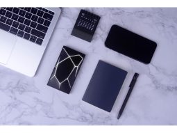 Внешний беспроводной аккумулятор Geo Wireless с подсветкой лого, 5000 mAh Внешний беспроводной аккумулятор Geo Wireless с подсветкой лого, 5000 mAh