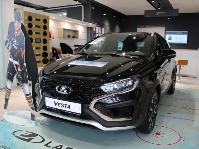В России начались распродажи новых автомобилей Lada и Omoda