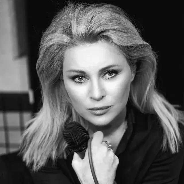 Вика Цыганова попробовала лёд Байкала и попала в неловкую ситуацию