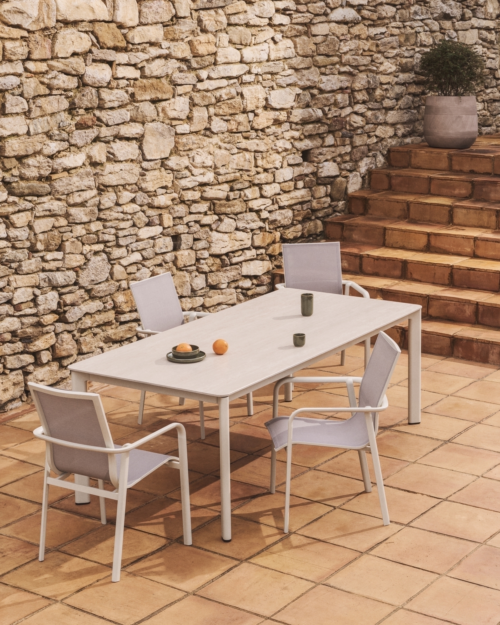 Уличный стол Anafi с бежевой столешницей из спеченного камня, 220 x 100 см