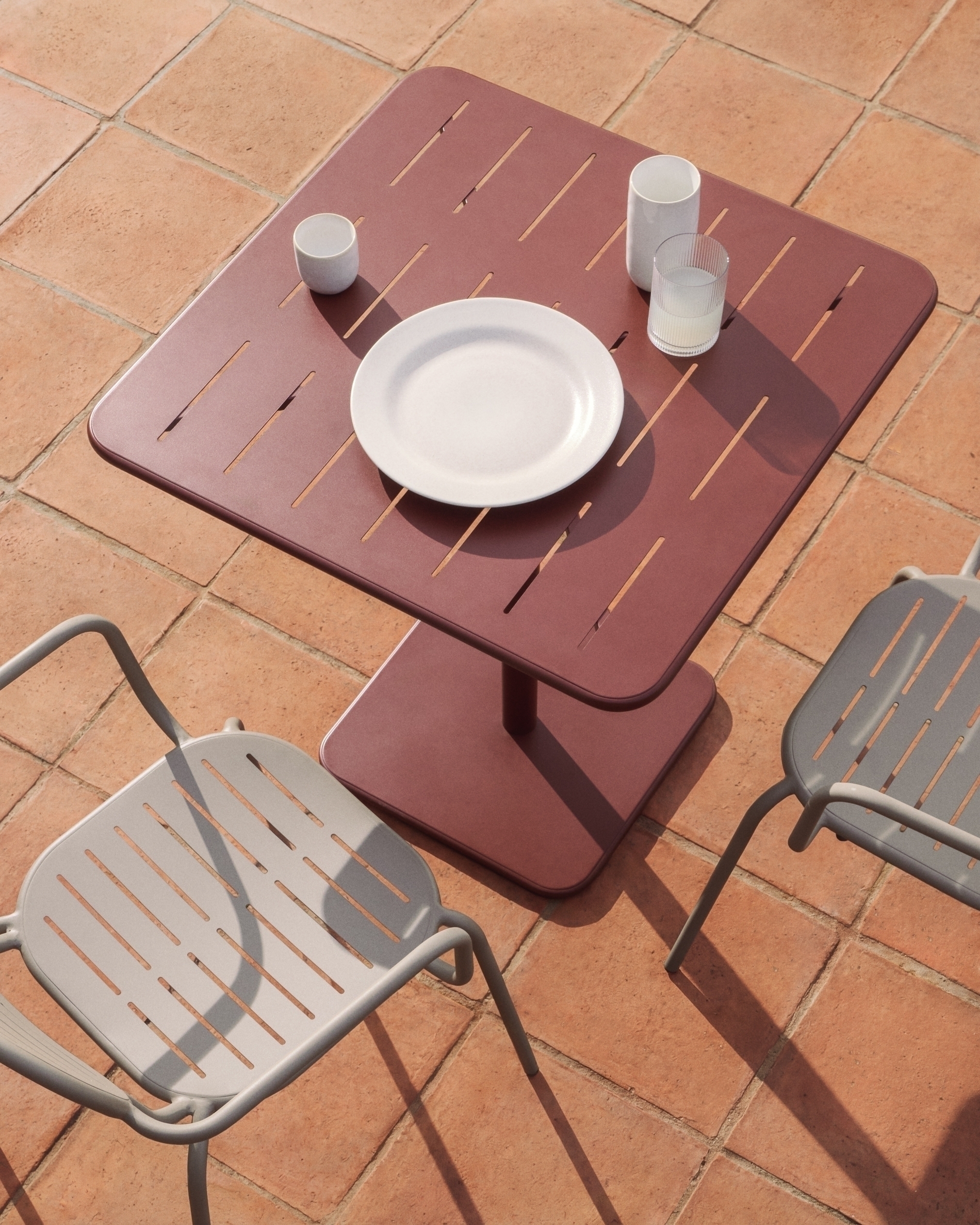 Уличный стол Brai из оцинкованной стали бордового цвета, 70 x 70 см