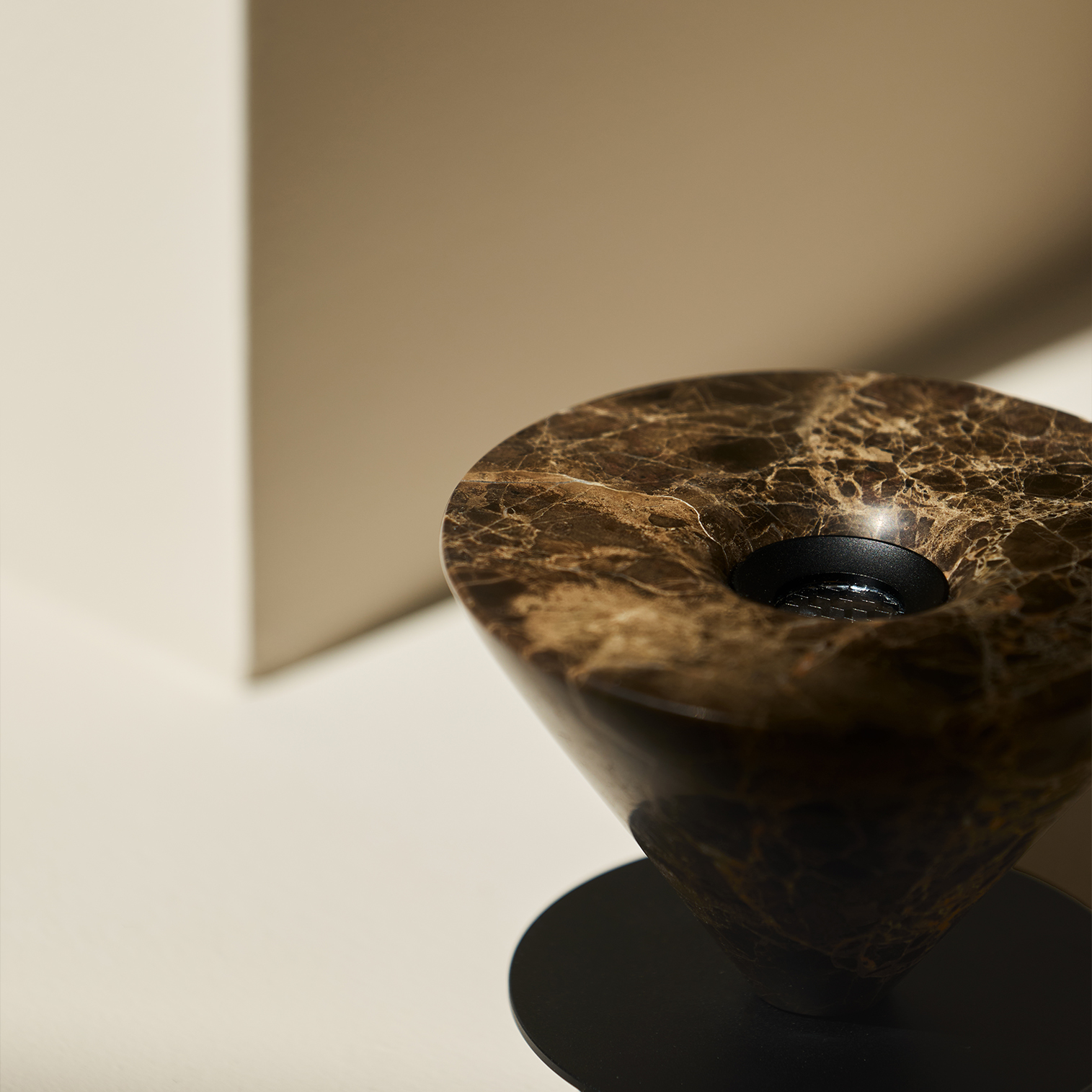 Встраиваемый потолочный светильник Niz черный металл, коричневый мрамор