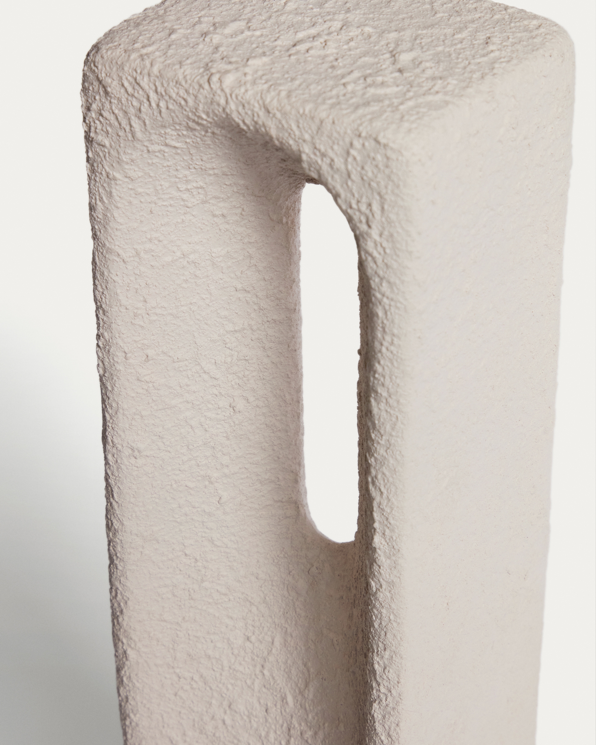 Скульптура Vriona из папье-маше цвета экрю 11 x 44,5 см
