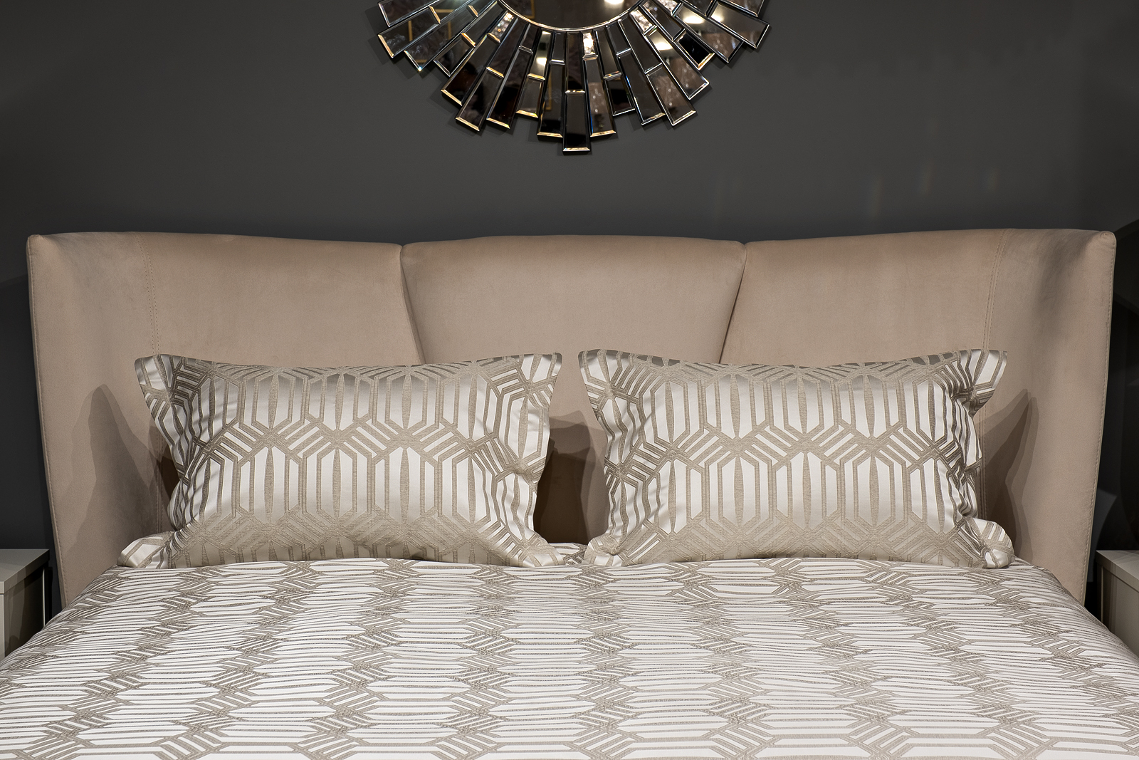 Комплект Артдеко (Artdeco) серый ( покрывало 260*260 и 2 наволочки 50*70)