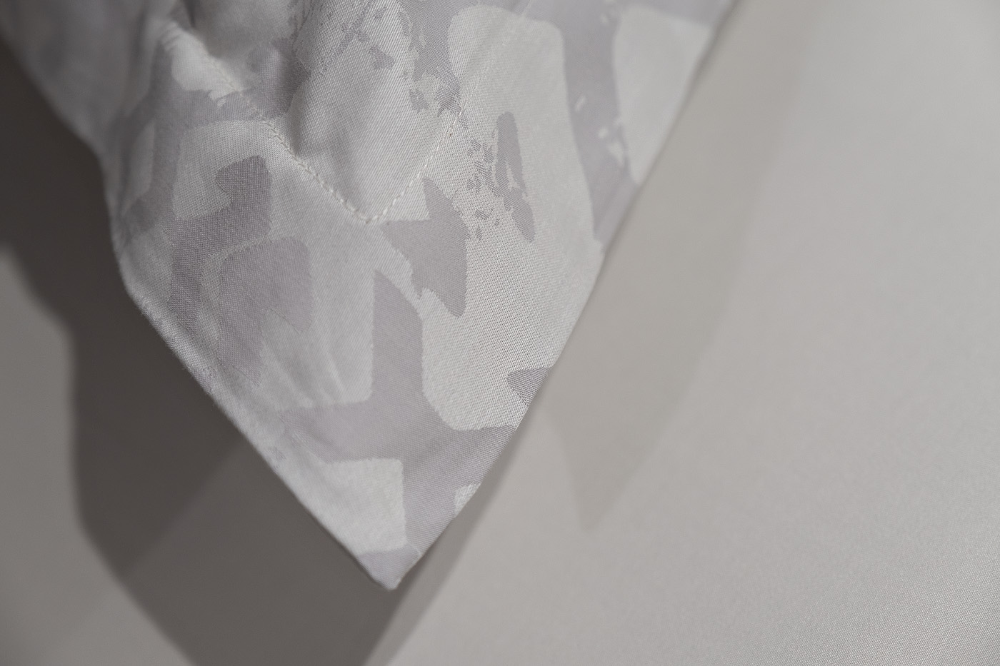 Простыня на резинке сатин бежевый 180*200*30