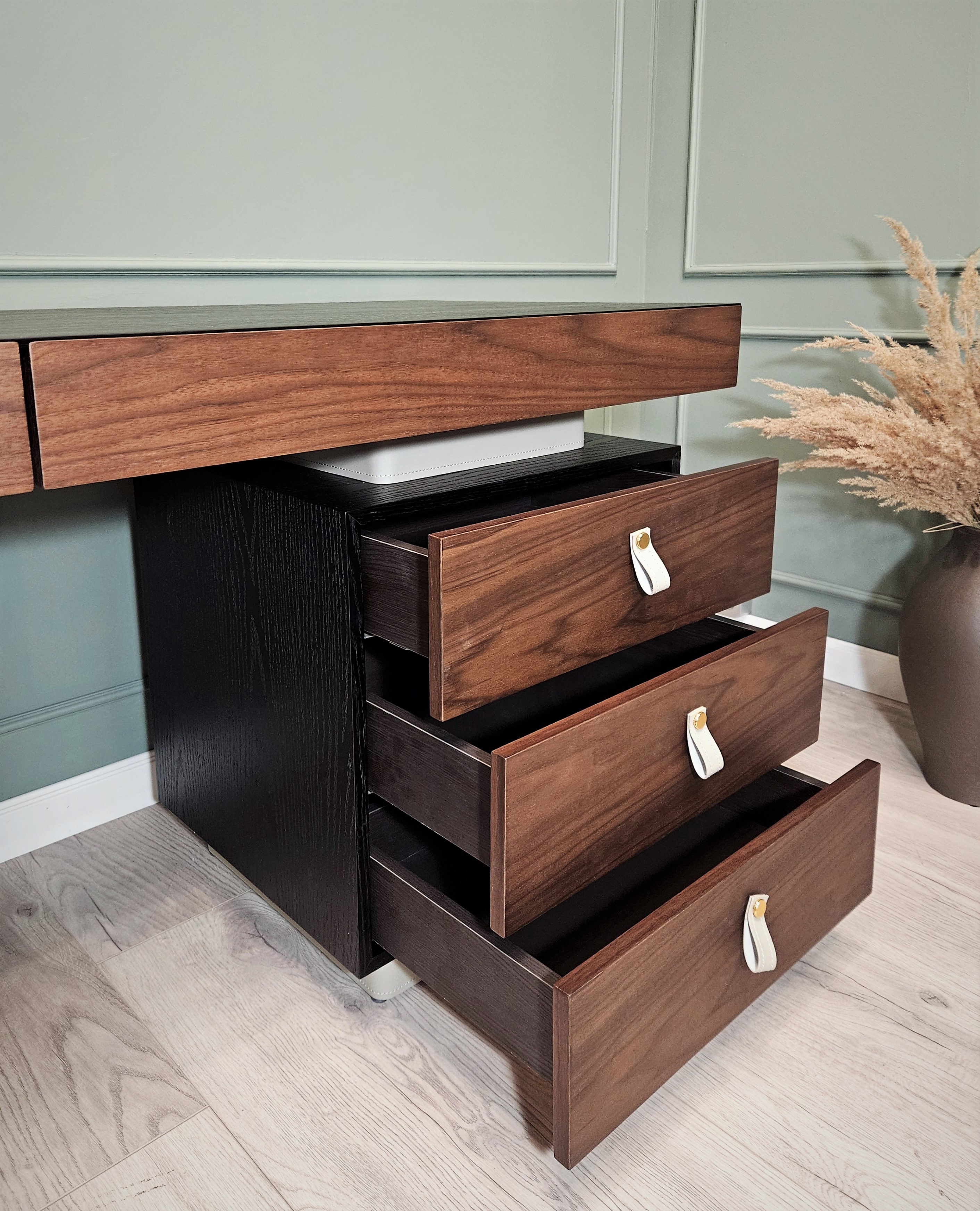Стол письменный Carson Walnut